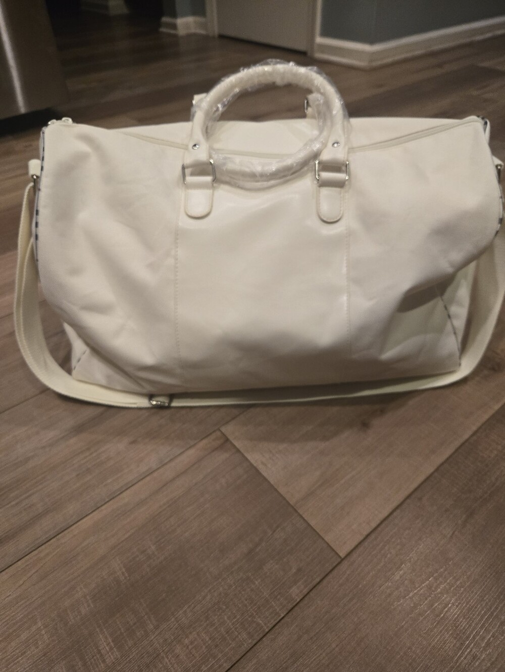 Burberry White Weekend  Duffel Bag – Travel Tote